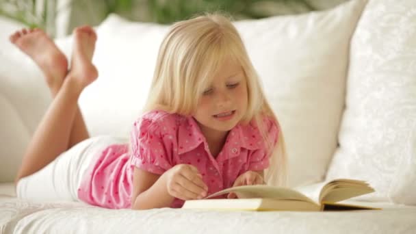 Κορίτσι ξαπλωμένο σε καναπέ ανάγνωση — Αρχείο Βίντεο