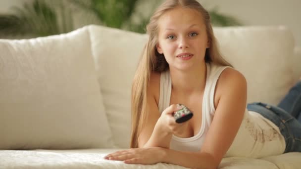 Girl  holding remote control — Stock Video