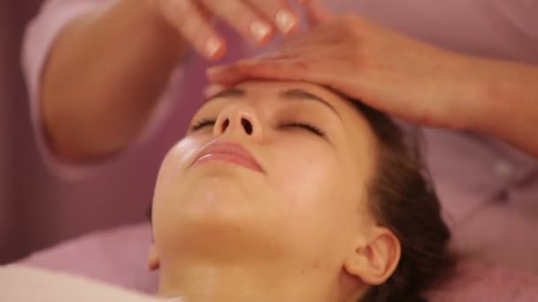 Terapist masaj yüz yapıyor — Stok video