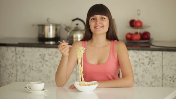 Žena jíst nudle — Stock video