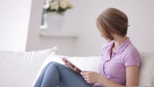 Menina relaxante no sofá usando touchpad — Vídeo de Stock