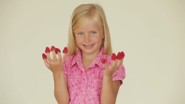 Vrij klein meisje eten frambozen — Stockvideo