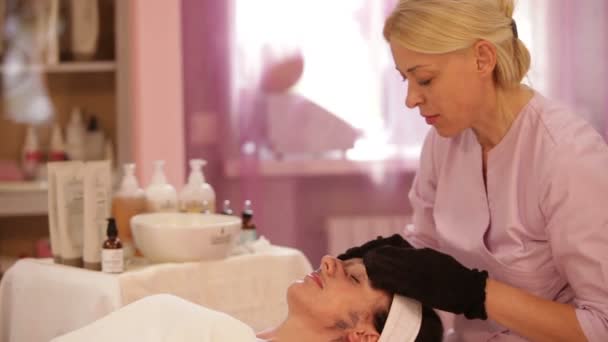 Massagista massageando rosto feminino — Vídeo de Stock