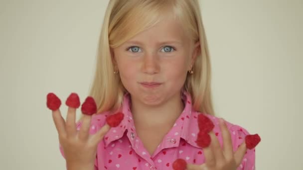 Menina bonita comendo framboesas — Vídeo de Stock