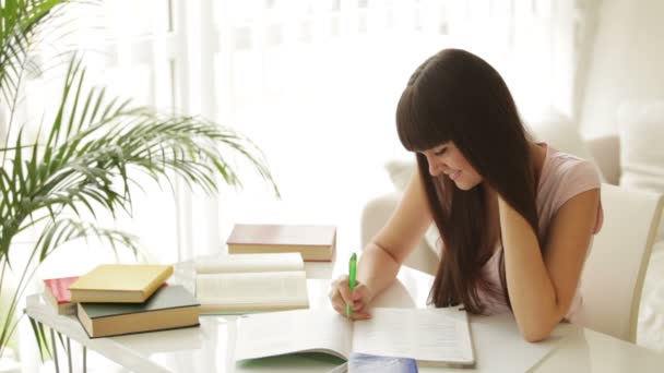 Chica alegre estudiando — Vídeo de stock