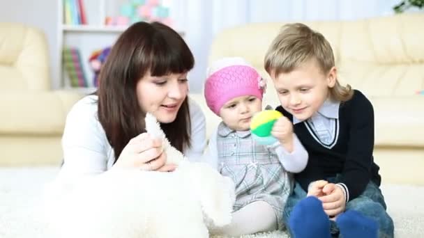 Familj liggande på golvet — Stockvideo