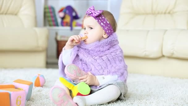 Hermoso bebé comiendo galletas — Vídeos de Stock