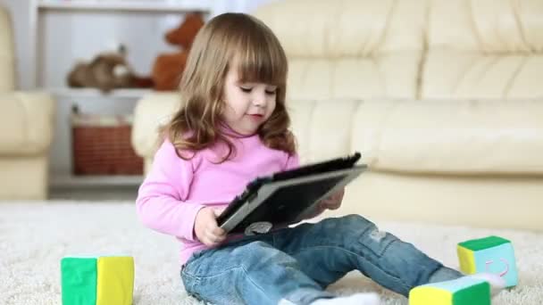 Bambina con tablet PC — Video Stock