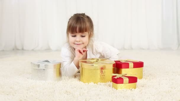 Dívka s dárky na podlaze. — Stock video