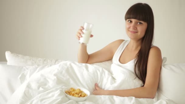 Menina relaxante na cama beber — Vídeo de Stock