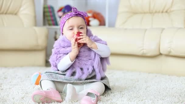 Baby meisje eten apple — Stockvideo