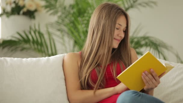 Jovem mulher eading livro — Vídeo de Stock