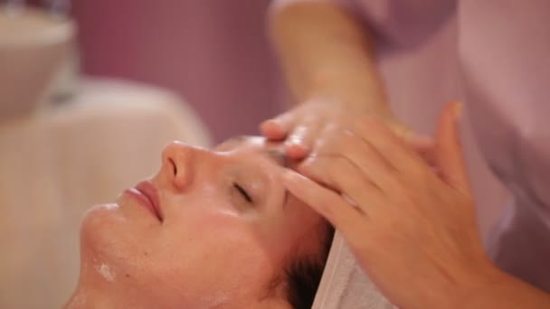 Terapeuta haciendo masaje — Vídeos de Stock