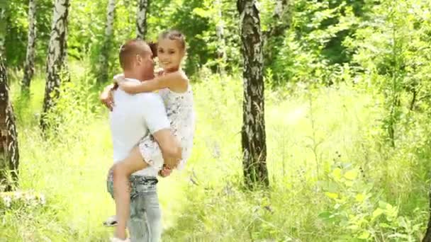 Père tournant sa fille dans les bras — Video