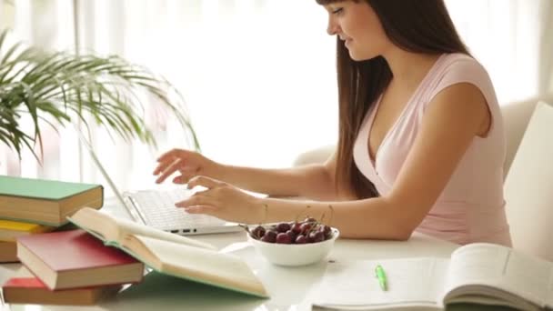 Menina sentada à mesa estudando — Vídeo de Stock