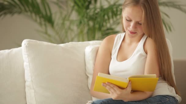Chica rubia leyendo libro — Vídeos de Stock