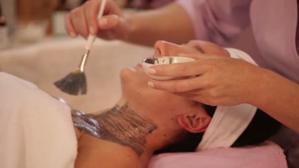 Косметолог наносить косметичну маску — стокове відео