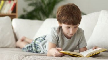 kanepede kitap ile yalan çocuk