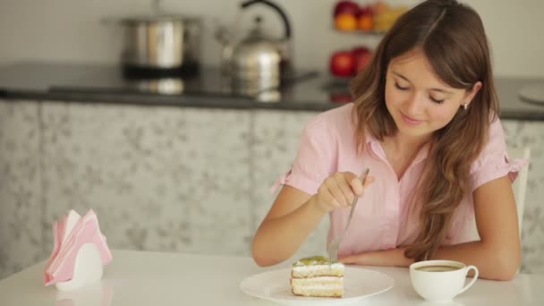 Girl sitting at table eating — Stock Video