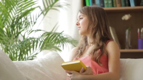 Alegre menina segurando livro — Vídeo de Stock