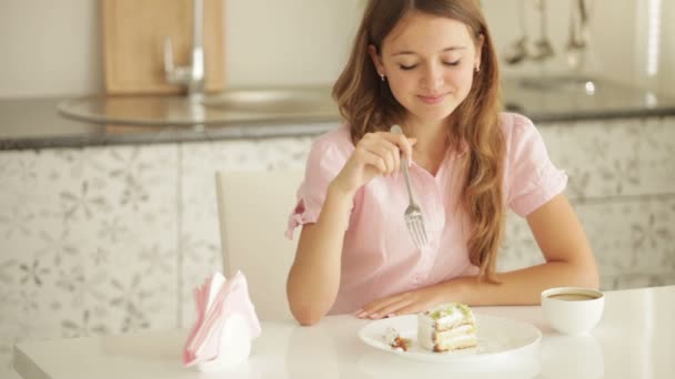 Menina comer bolo — Vídeo de Stock