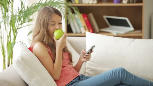 Chica usando el teléfono móvil — Vídeos de Stock