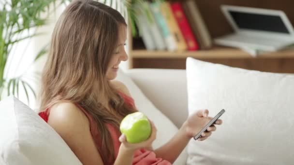 Chica usando el teléfono móvil — Vídeos de Stock