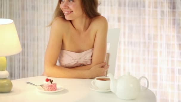 Bardak çay ile kafede oturan kız — Stok video