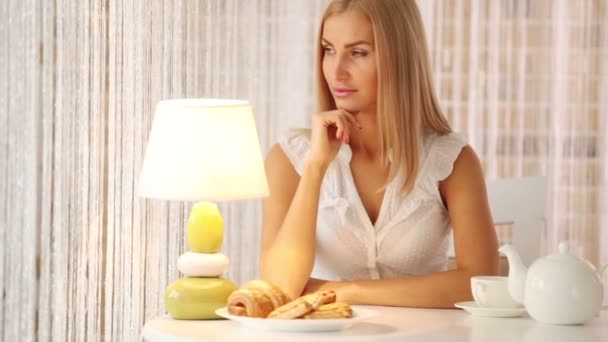 Jolie fille assise à la table — Video