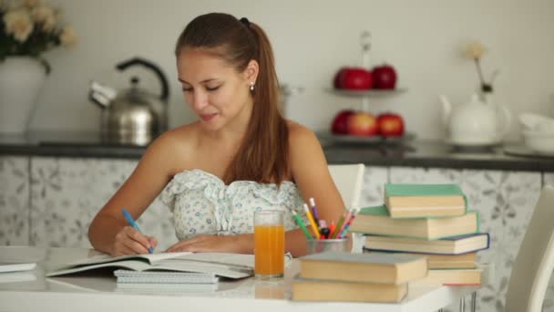 Menina sentada à mesa estudando — Vídeo de Stock