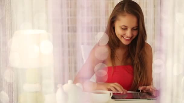 Lány segítségével a touchpad — Stock videók