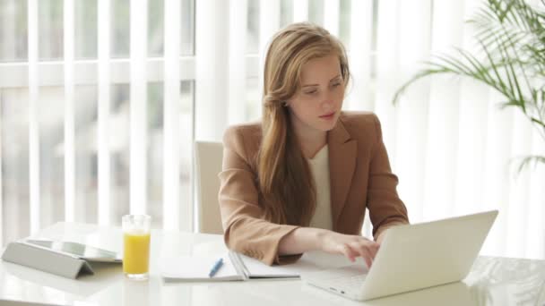 Menina bonita usando laptop — Vídeo de Stock