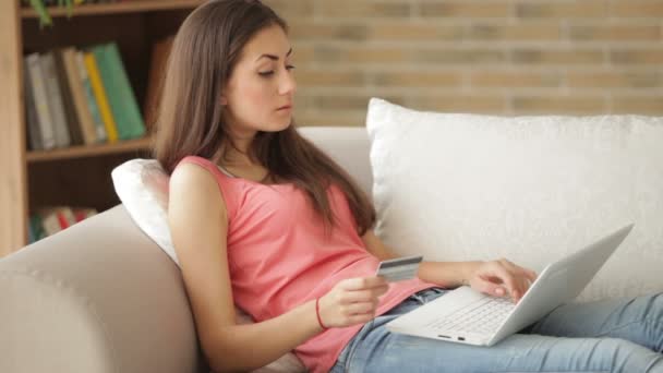 Meisje ontspannen op de sofa met behulp van laptop — Stockvideo