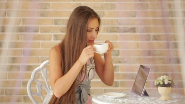 Girl sitting at cafe — Stock Video