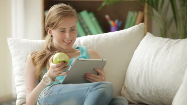 Chica alegre usando touchpad — Vídeo de stock