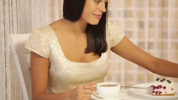 女孩，蛋糕和茶使用触摸板 — 图库视频影像