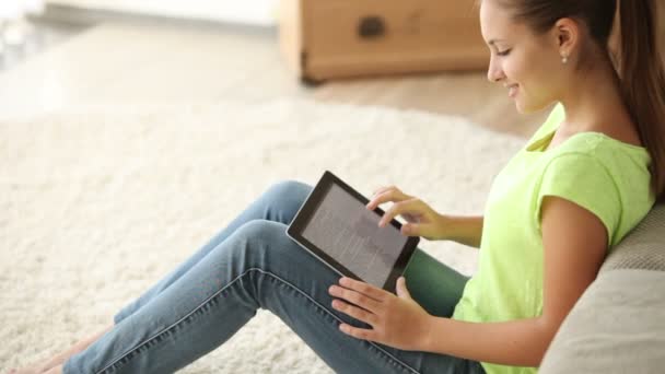 Menina sentada no chão usando touchpad — Vídeo de Stock