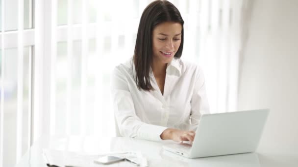 Busineswoman sitter på kontoret med laptop — Stockvideo