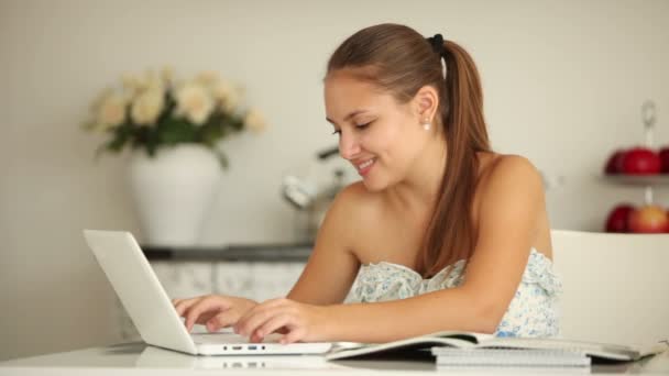 Menina estudando com laptop — Vídeo de Stock