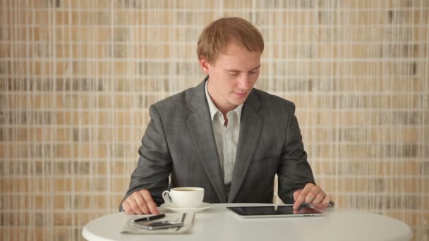 Homem sentado à mesa usando touchpad — Vídeo de Stock