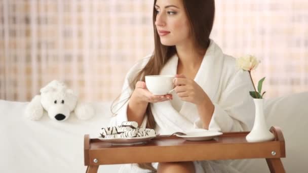 Menina relaxante na cama beber chá — Vídeo de Stock