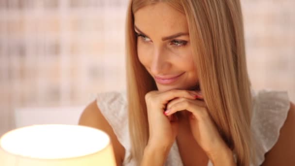 Young woman sitting at cafe — Stock Video