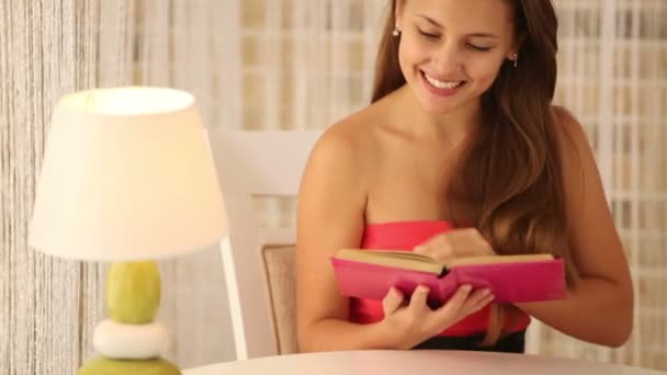 Chica sentada en la lectura de café — Vídeos de Stock