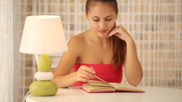 Encantadora chica leyendo libro — Vídeos de Stock