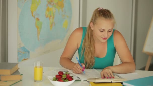 Fille assise à la lecture de table — Video