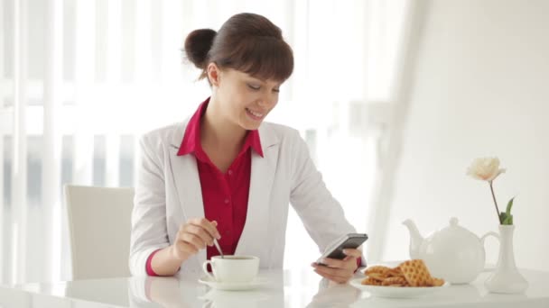 Woman using cellphone — Stock Video