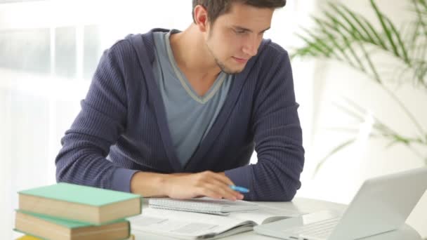 Cara estudando na mesa com laptop — Vídeo de Stock