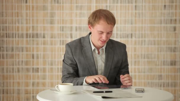 Cara sentado à mesa usando touchpad — Vídeo de Stock