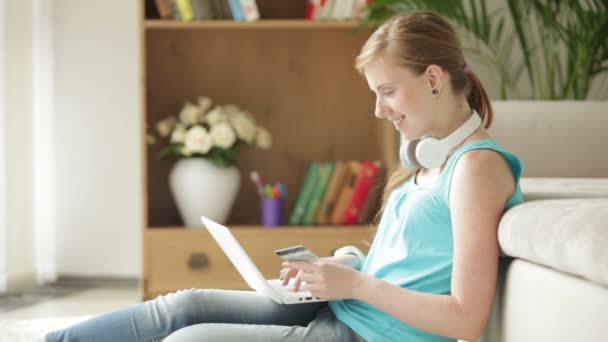 Flicka sitter på mattan med laptop — Stockvideo