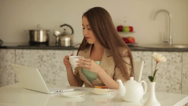 Γυναίκα που κάθεται στο τραπέζι χρησιμοποιώντας φορητό υπολογιστή — Αρχείο Βίντεο